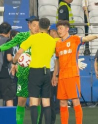 开云app官网-不解判罚！下半场开始前，王彤与王大雷仍向麦麦提江投诉此前手球